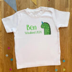 Schulkind T-Shirt Dino personalisiert, mehrfarbig, verschiedene Größen