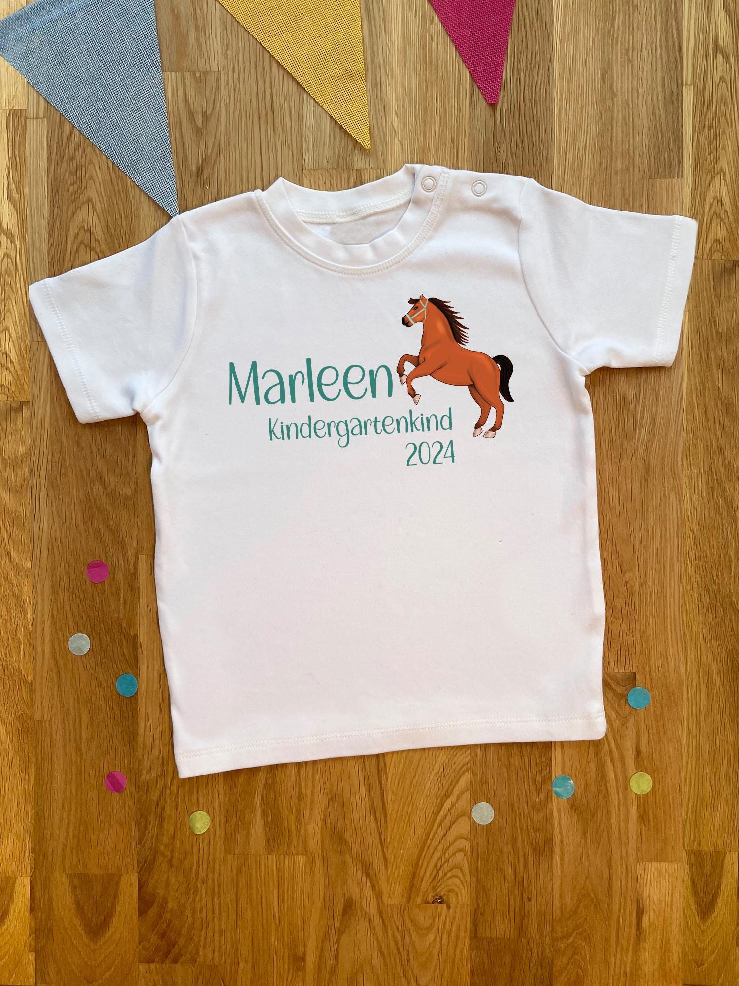 il_fullxfull.7141897001_5070.jpg Kindergartenkind T-Shirt Pferd personalisiert, mehrfarbig, verschiedene Größen – Bild 1